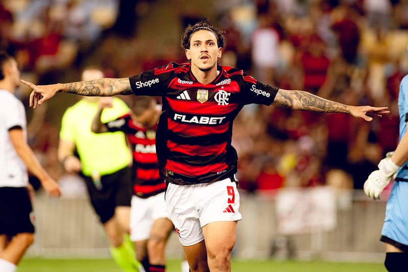 Pedro comemora seu gol diante do Botafogo-PB