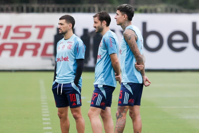 Arrascaeta, Viña e Pulgar juntos em treino