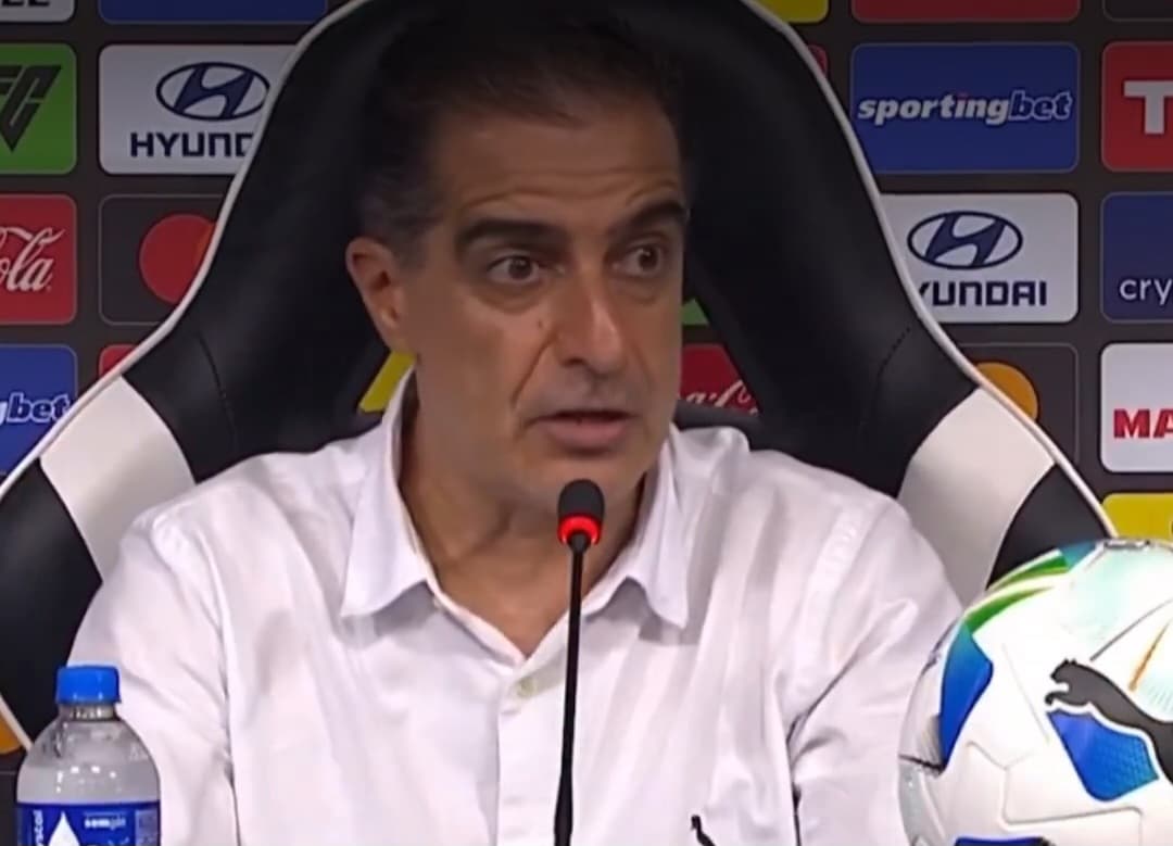 Renato Paiva durante coletiva do Botafogo