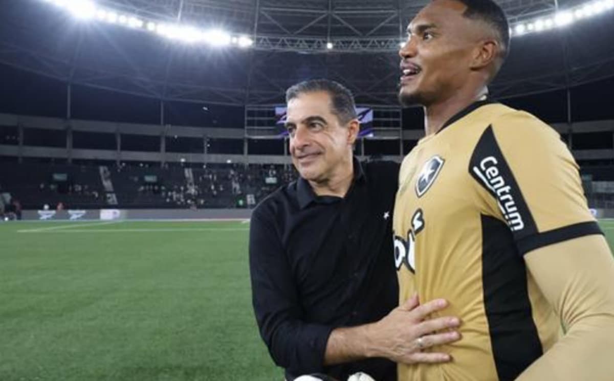 renato paiva em jogo do botafogo ao lado de john