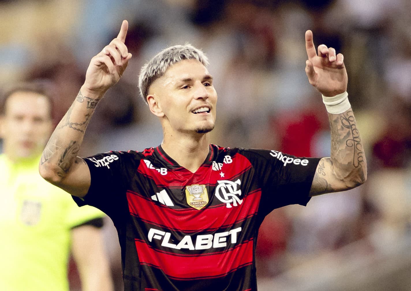 Varela comemora gol sobre o Botafogo-PB com os dedos para o céu