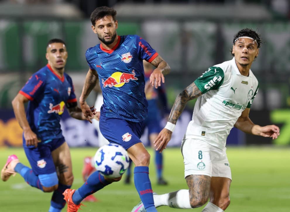 O jogador Richard Ríos, da SE Palmeiras, disputa bola com o jogador do Red Bull Bragantino, durante partida válida pela nona rodada, do Campeonato Brasileiro, Série A, no Estádio Cicero de Souza Marques.