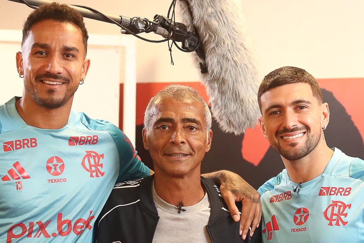 Danilo e Arrascaeta registram foto com Romário em visita ao Ninho do Urubu