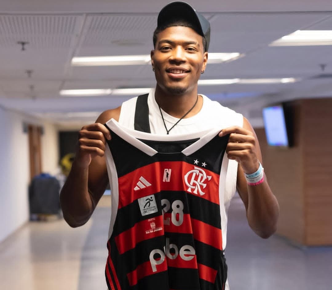 Rui Hachimura com camisa do Flamengo