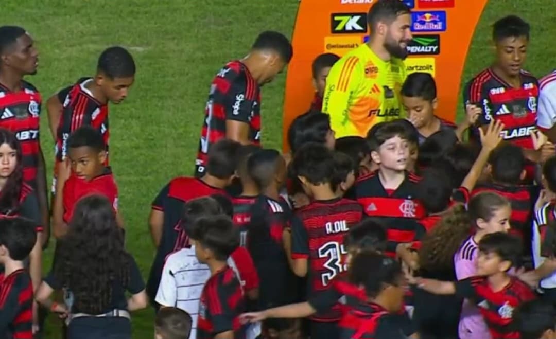 Crianças em campo antes de Botafogo-PB x Flamengo
