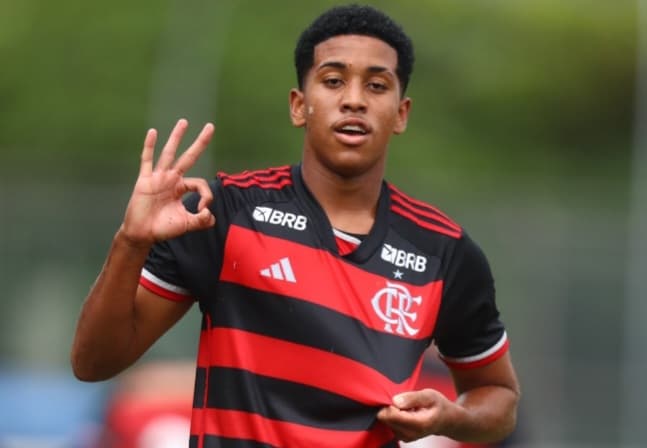 Na base, Joshua comemora gol pelo Flamengo