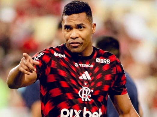 Alex Sandro em campo pelo Flamengo