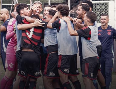 Jovens do Flamengo comemoram classificação na Copa Rio Sub-20