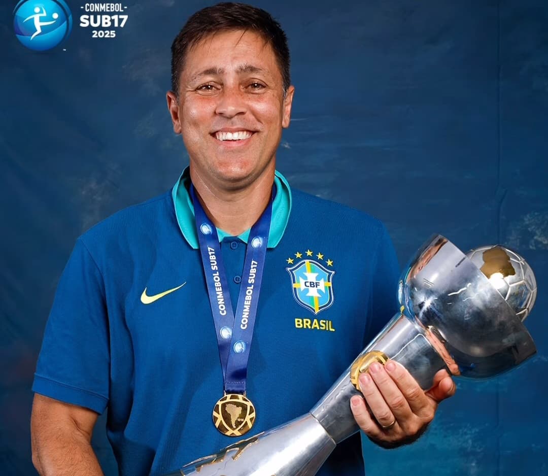 Diogo Calhau com troféu do Sul-Americano Sub-17
