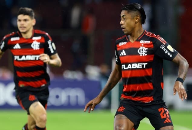 Bruno Henrique e Ayrton Lucas em campo pelo Flamengo