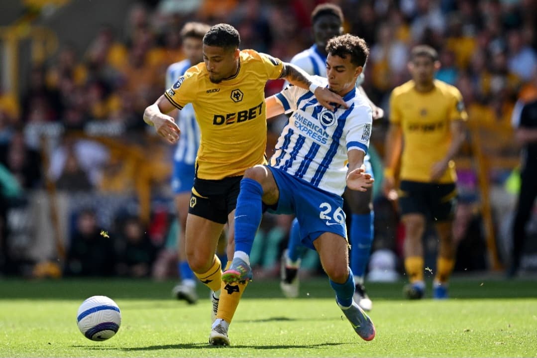 João Gomes em dividida durante Wolverhampton x Brighton
