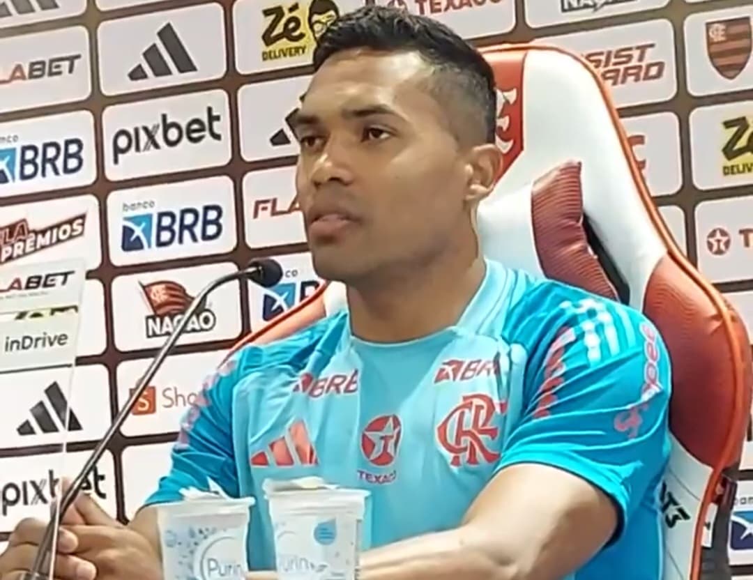 Alex Sandro em coletiva pelo Flamengo, no Ninho do Urubu