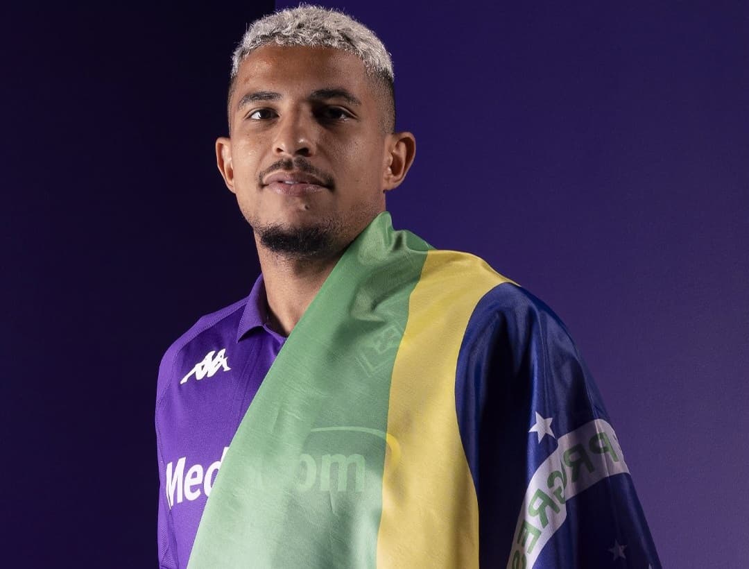 Dodô, da Fiorentina, com bandeira do Brasil
