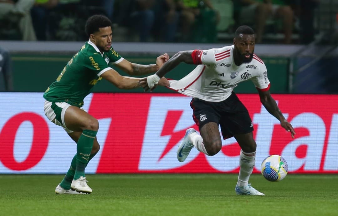 Gerson em disputa de bola col Murilo, durante Palmeiras x Flamengo
