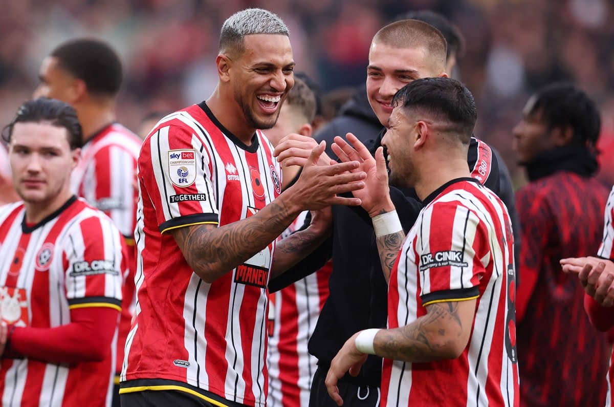 Vinição sorri e brinca com companheiros de Sheffield United em campo