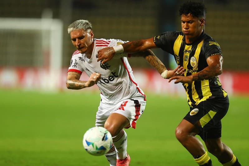 Tamiche disputa bola com Varela em Táchira x Flamengo