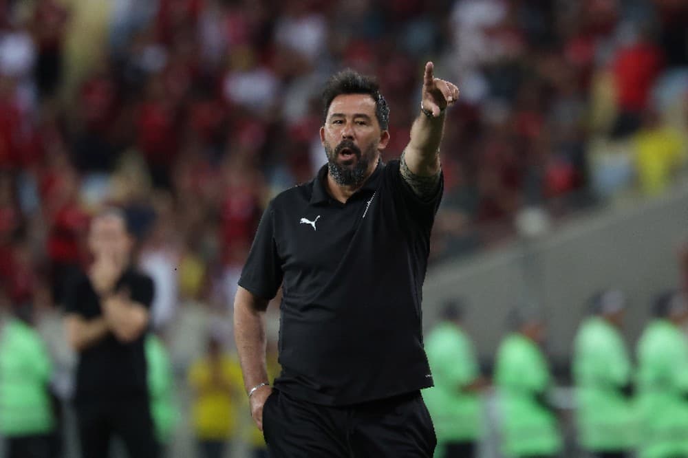 O técnico Pablo Sanchez da LDU Quito gesticula durante a partida do Grupo C da Copa CONMEBOL Libertadores 2025 entre Flamengo e LDU Quito no Estádio do Maracanã em 15 de maio de 2025 no Rio de Janeiro, Brasil.