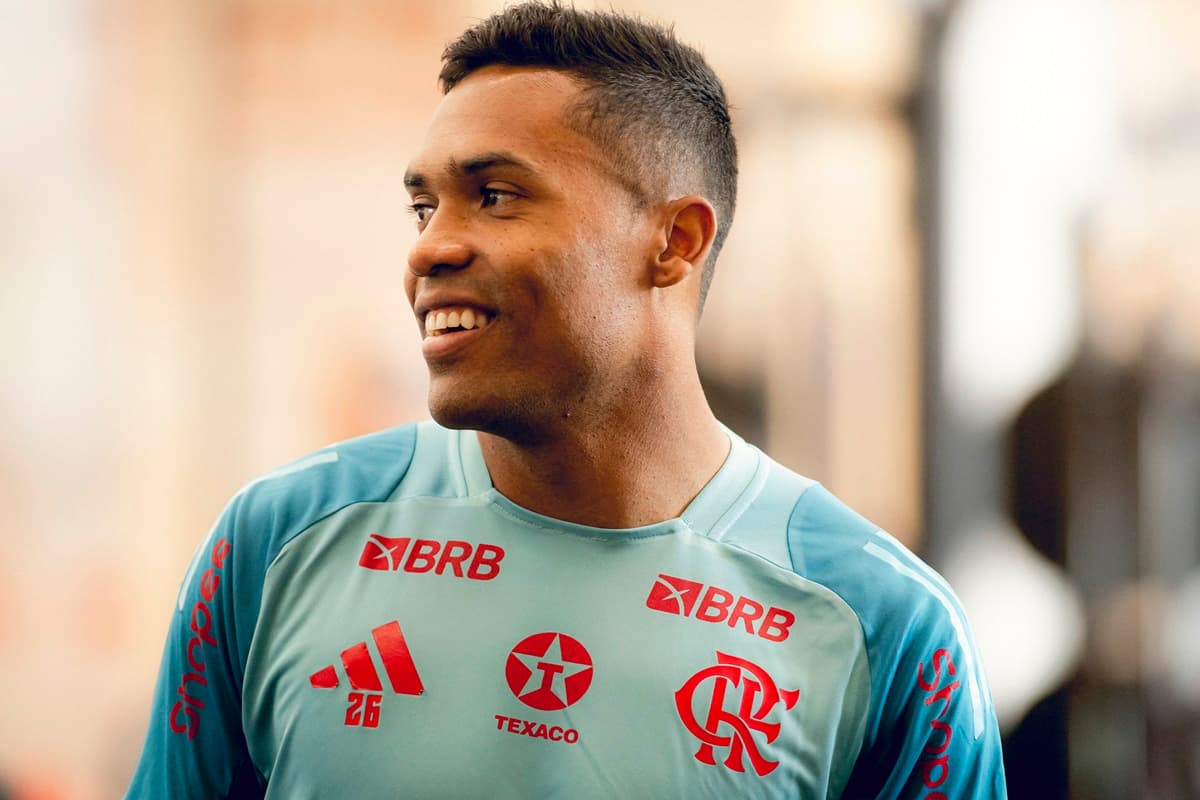Alex Sandro sorri durante treinamento do Flamengo na academia do Ninho do Urubu