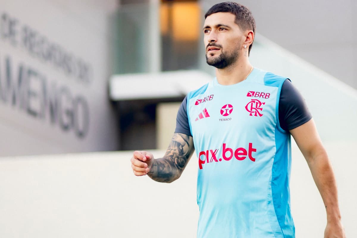 Arrascaeta caminha em direção ao gramado do Ninho do Urubu