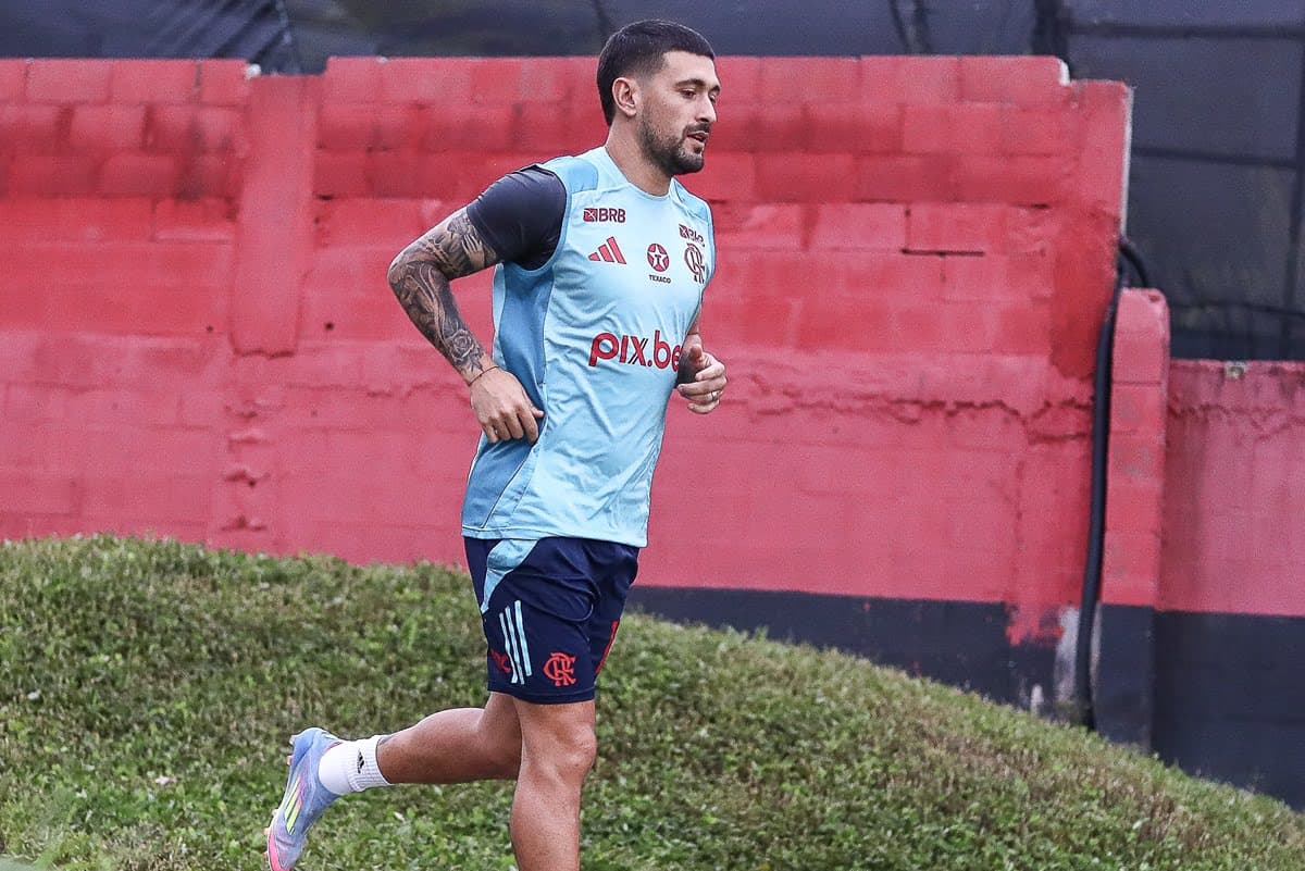 Arrascaeta caminha em direção ao gramado do Ninho do Urubu