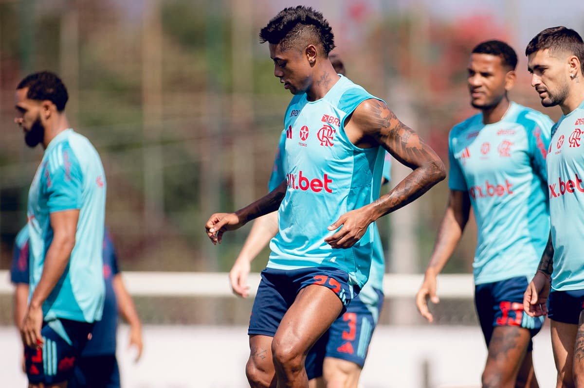 Bruno Henrique treina junto aos companheiros no Ninho do Urubu