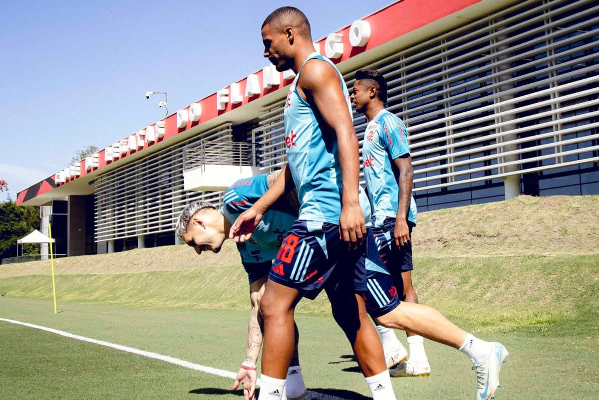 De La Cruz, Varela e Bruno Henrique entram no gramado do Ninho do Urubu