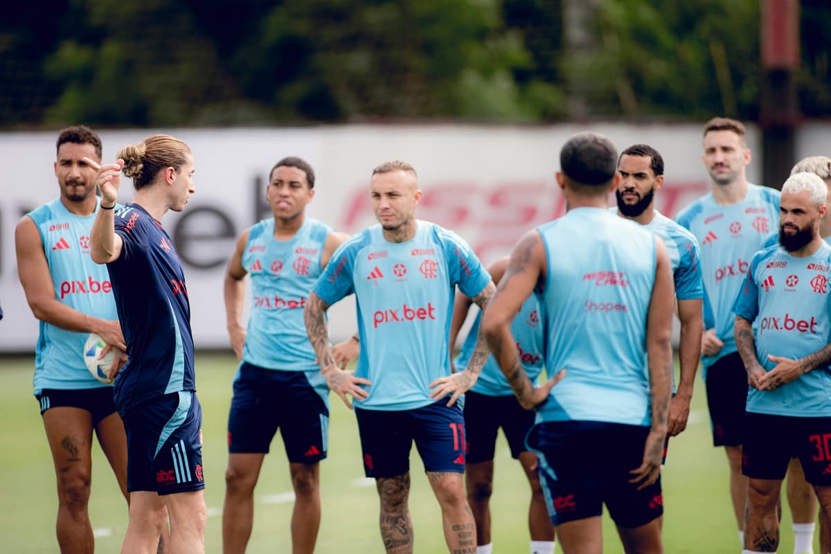 Elenco do Flamengo escuta orientações de Filipe Luís durante treino no Ninho do Urubu