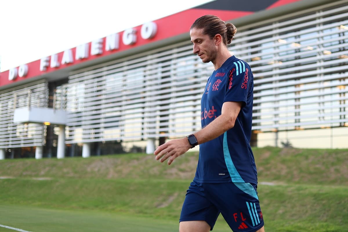 Filipe Luís caminha no gramado do Ninho do Urubu