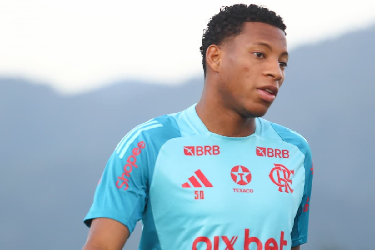 Plata participa de treinamento no Ninho do Urubu