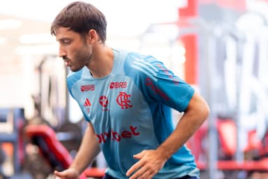 Viña treina em academia do Ninho do Urubu