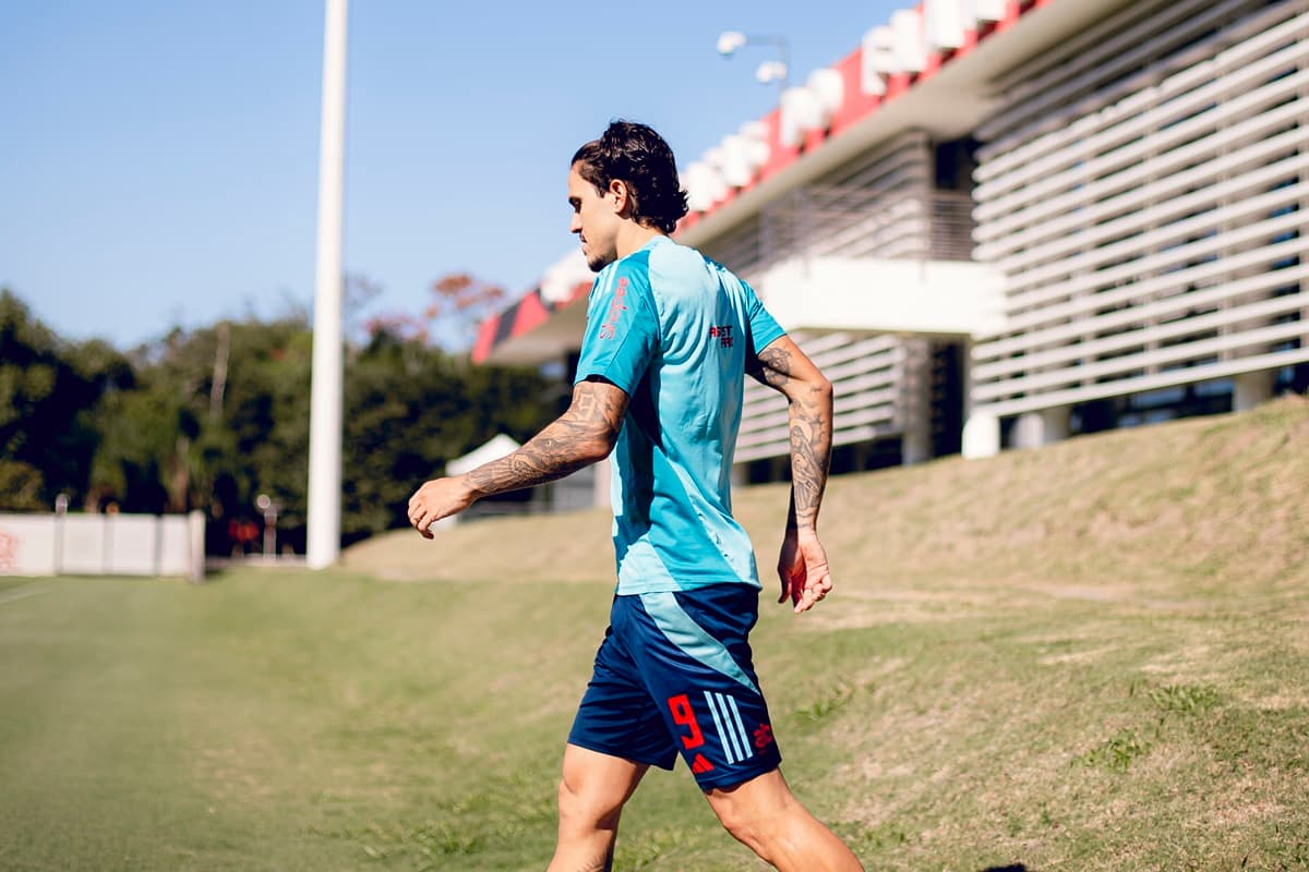 Pedro caminha para o campo do Ninho em treinamento do Flamengo