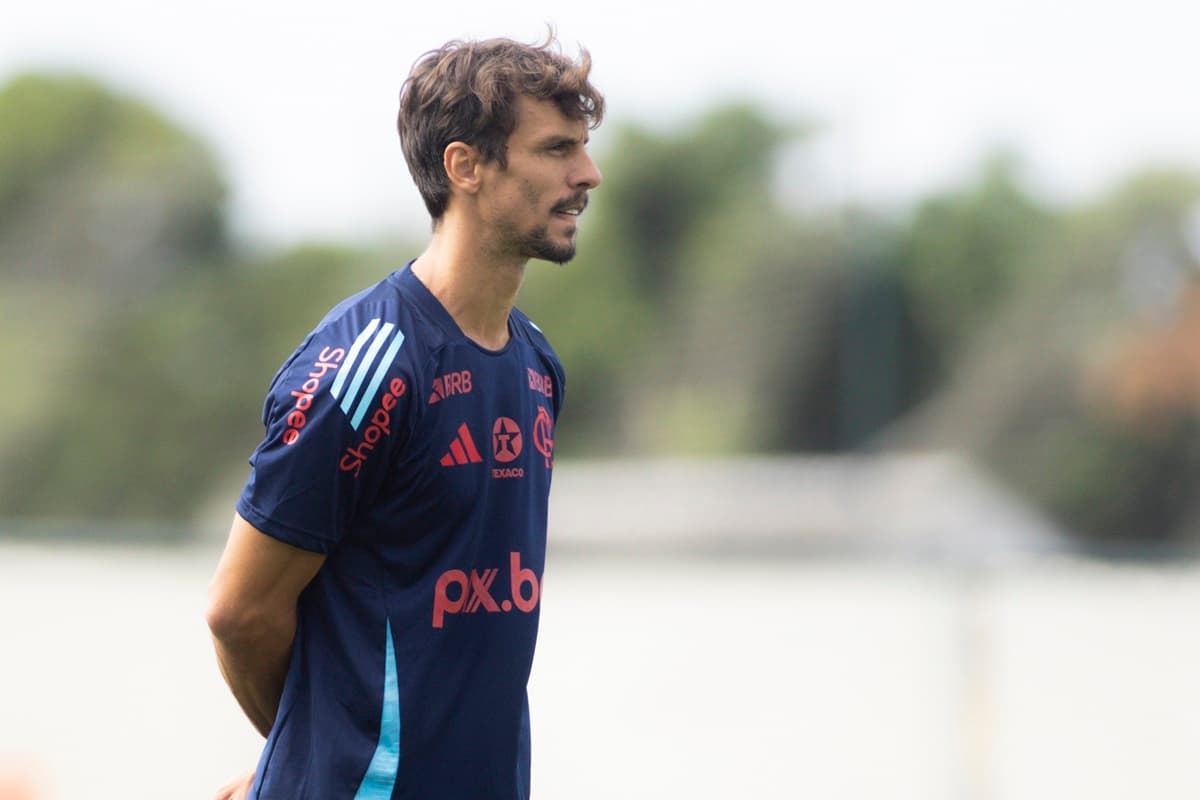 Rodrigo Caio observa jogadores do Flamengo durante treinamento no Ninho
