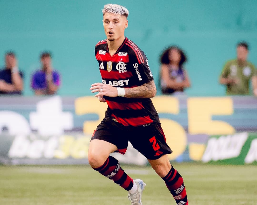 Varela durante Flamengo x Palmeiras