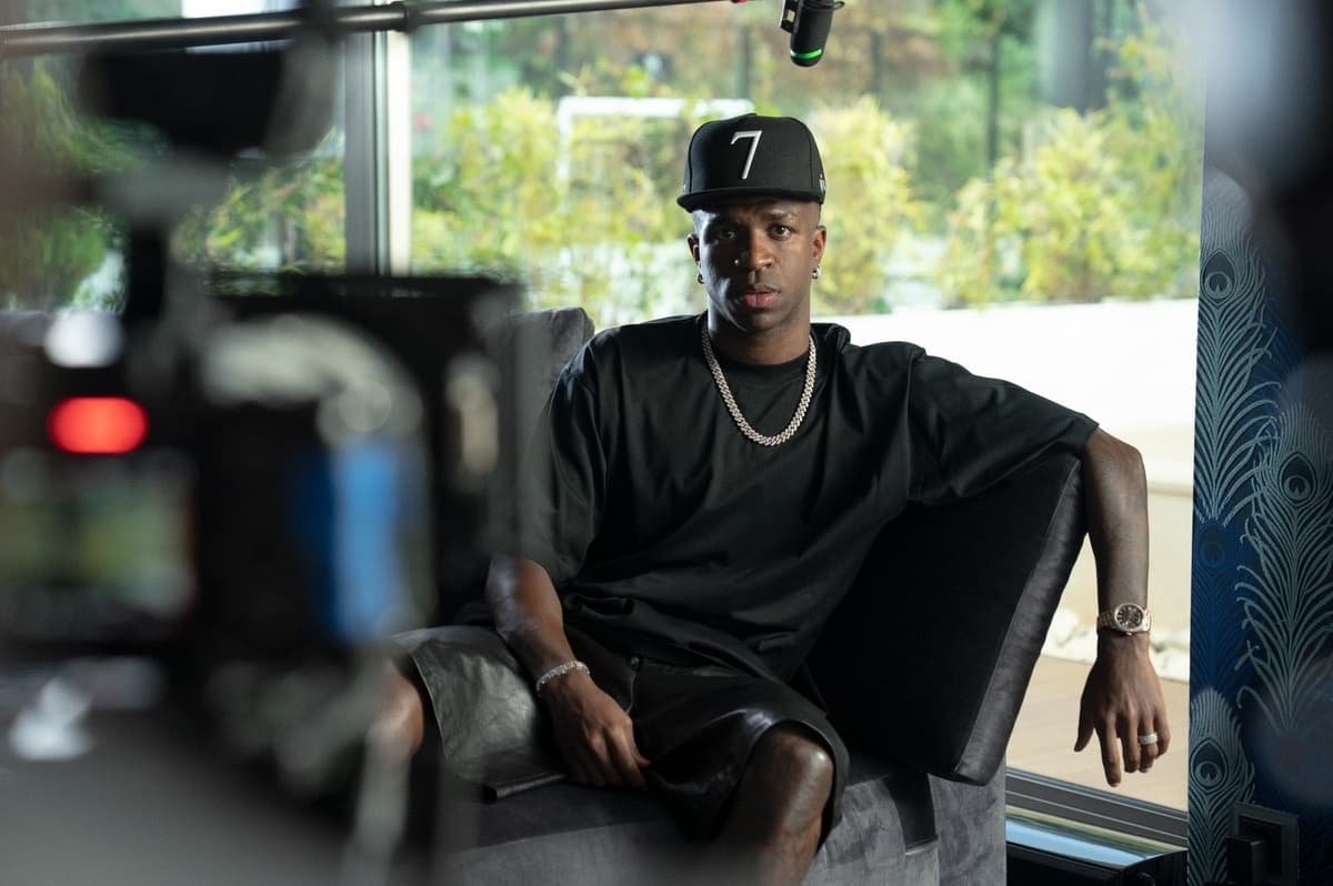 Vini Jr posa para gravação de documentário sobre sua vida