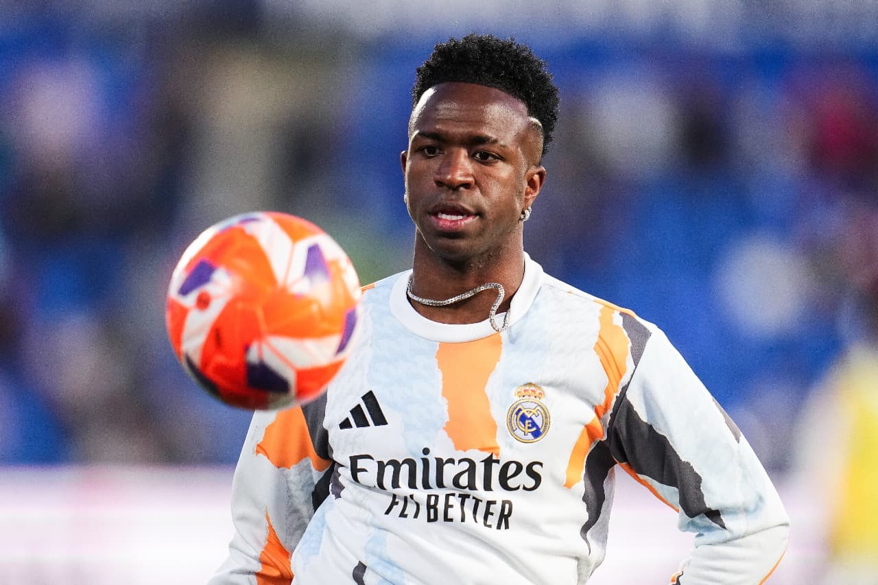 Vinicius Junior, do Real Madrid, aquece antes da partida da LaLiga entre Getafe CF e Real Madrid CF no Coliseum Alfonso Perez em 23 de abril de 2025 em Getafe, Espanha.