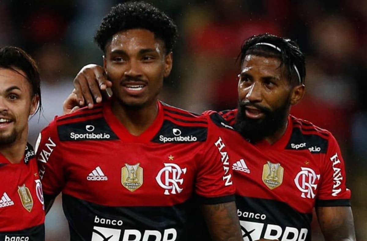 vitinho ao lado de rodinei no flamengo