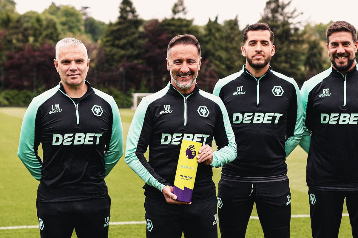 Vítor Pereira com o troféu de melhor técnico de abril da Premier League