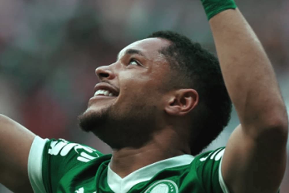 vitor roque comemora gol pelo palmeiras