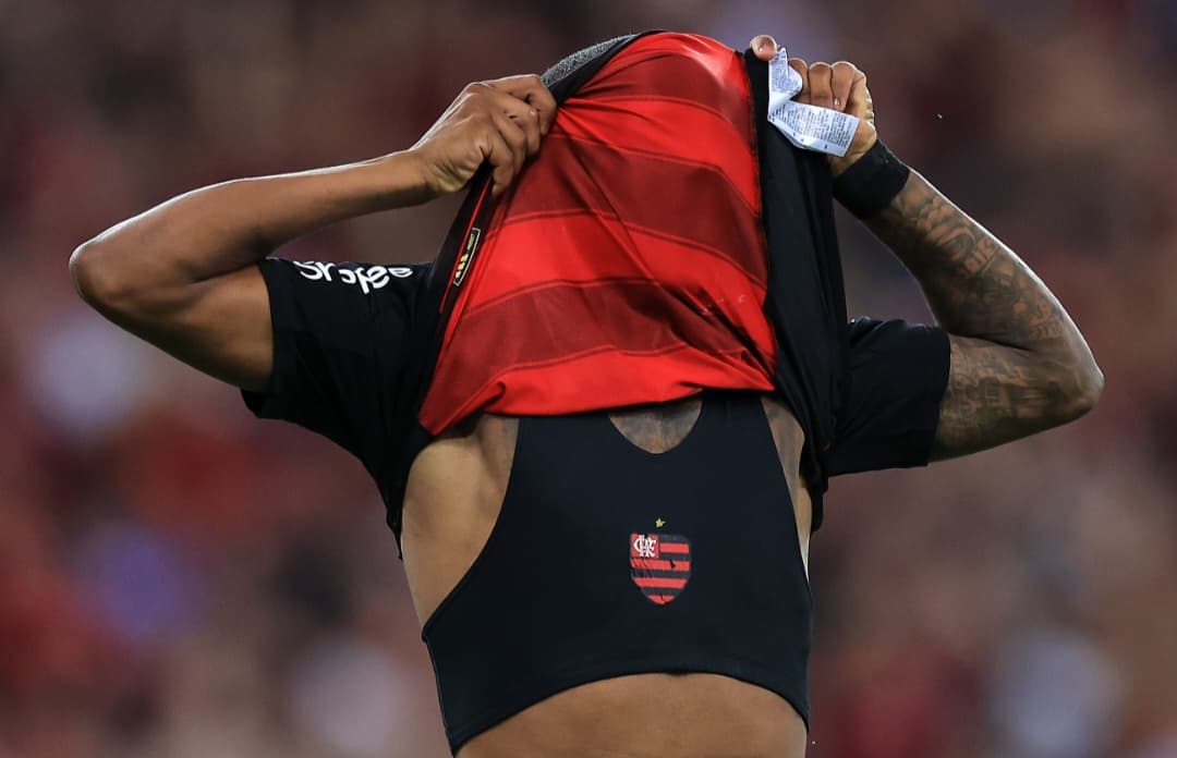 Wallace Yan leva camisa do Flamengo ao rosto