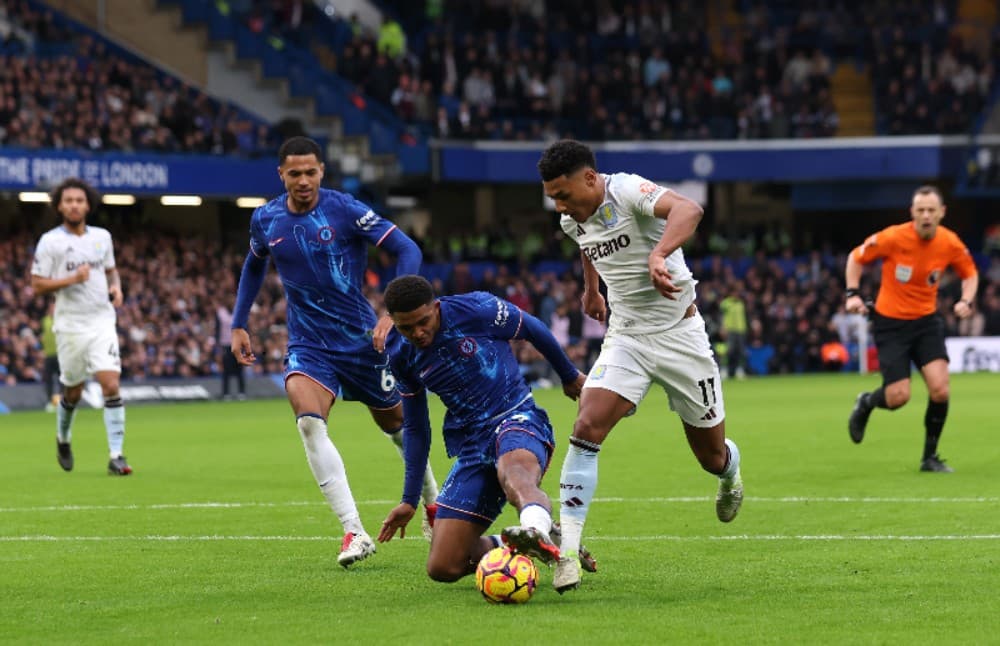 Ollie Watkins, do Aston Villa, é desafiado por Wesley Fofana, do Chelsea, durante a partida da Premier League entre Chelsea FC e Aston Villa FC em Stamford Bridge em 1º de dezembro de 2024 em Londres, Inglaterra.