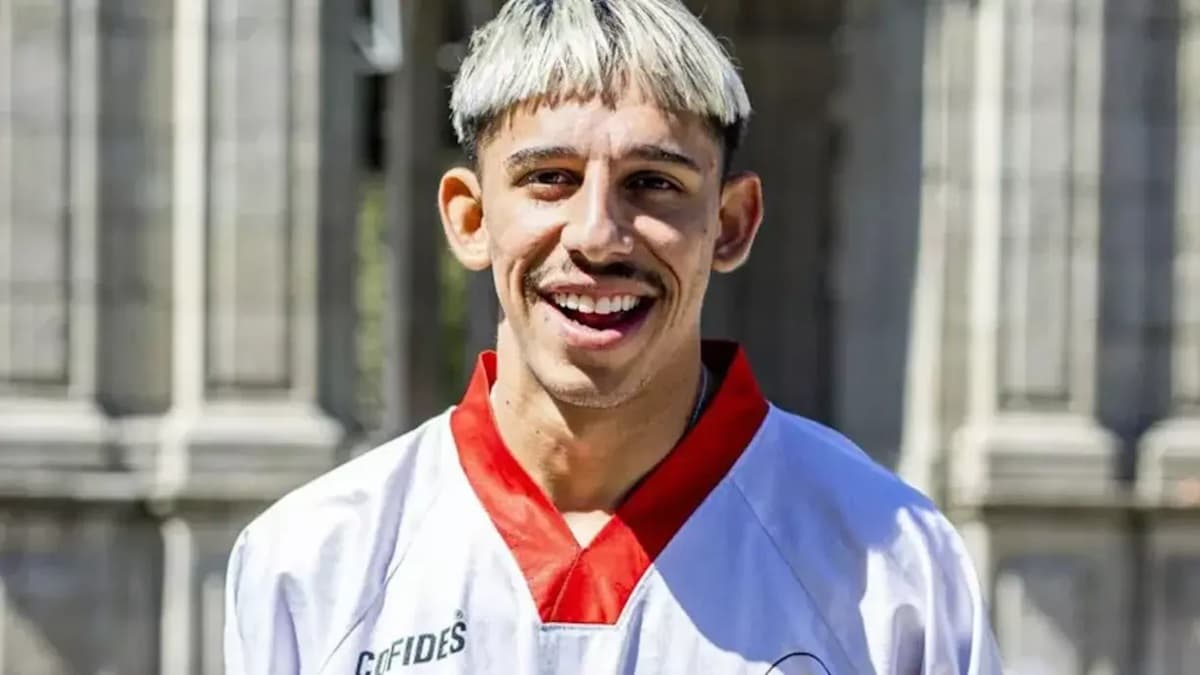 Werton sorri enquanto veste a camisa do Leixões, seu atual clube