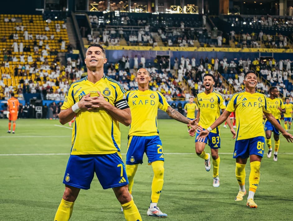 Wesley comemorando gol ao lado de Cristiano Ronaldo