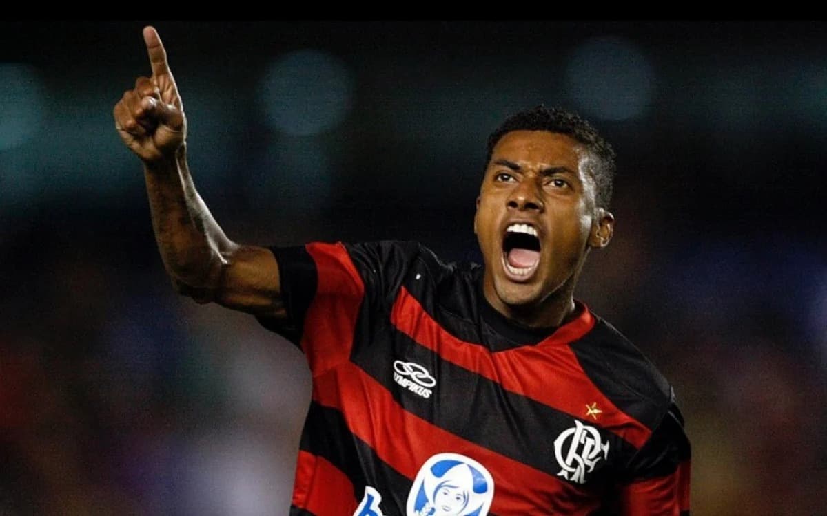 Kleberson com a camisa do Flamengo em 2010