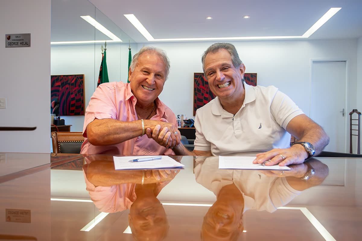 Zico ao lado de Bap após assinatura de contrato como novo embaixador do Flamengo