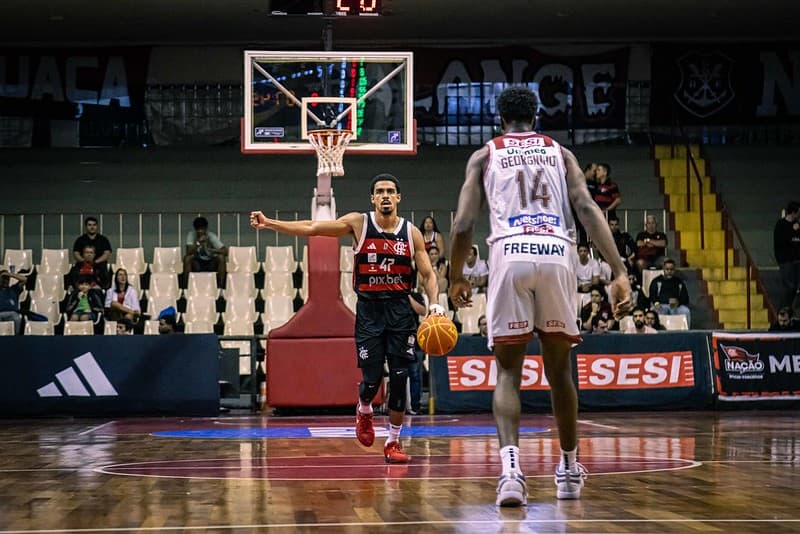 Alexey encara marcação de Georginho durante FlaBasquete x Franca