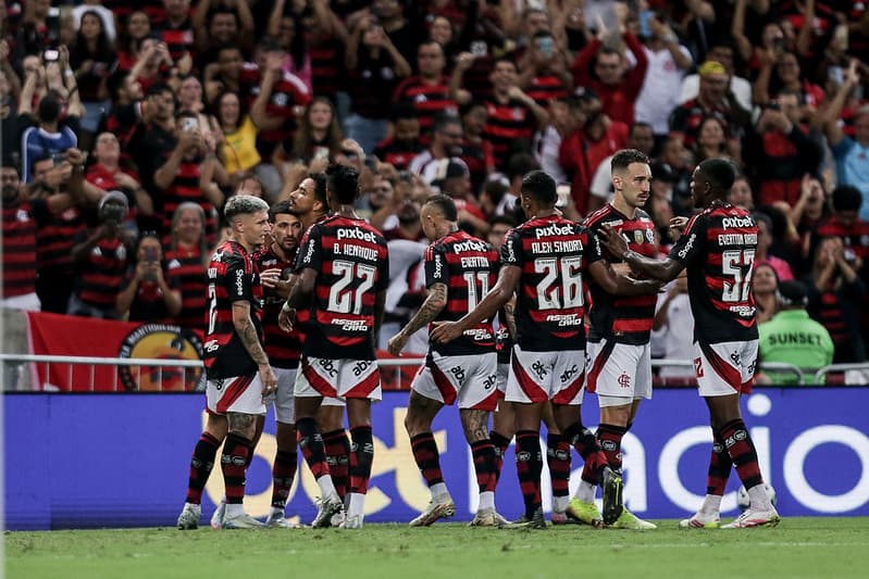 Jogadores do Flamengo comemoram gol de Arrascaeta contra o Flamengo