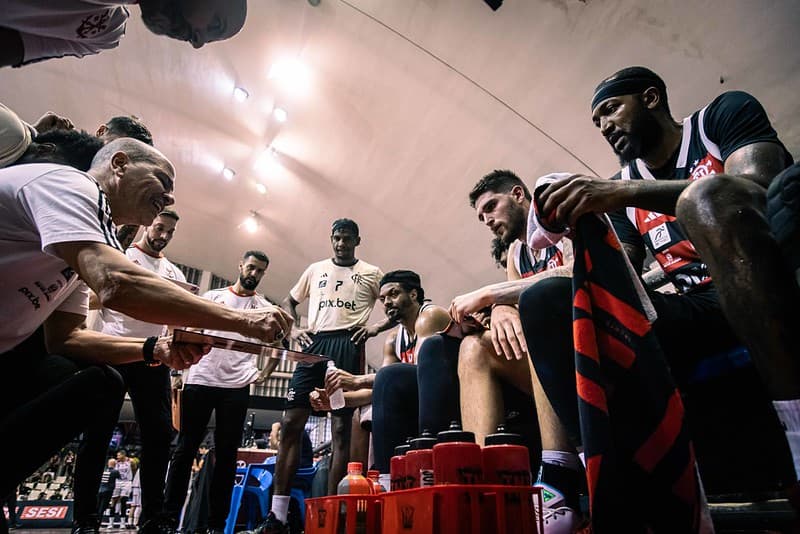 Jogadores do FlaBasquete ouvem técnico Sérgio Oveja Hernández na feira da quadra durante jogo do NBB