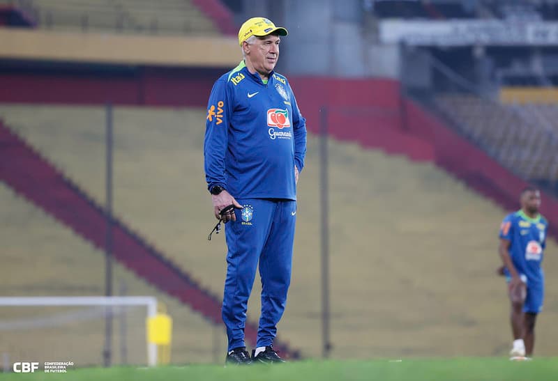 Carlo Ancelotti durante treino da Seleção Brasileira