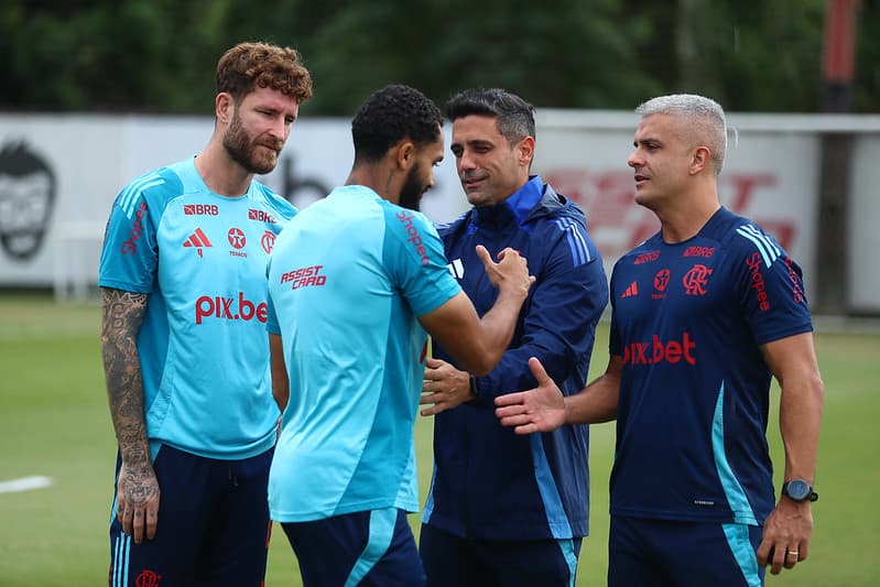 Léo Pereira e Juninho durante treino do Flamengo antes da Copa do Mundo de Clubes