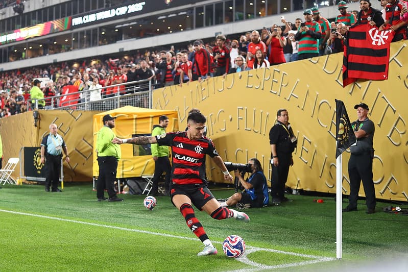 Luiz Araújo bate escanteio para o Flamengo na Copa do Mundo de Clubes da Fifa 2025 contra o Espérance
